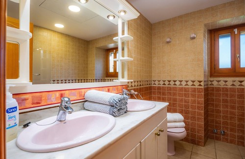 Lloret de Vistalegre Villa | Country House 'Sa Rota De Can Lluch Dimoni' with Terrace, Wi-Fi and Air Conditioning