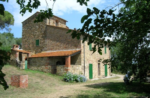 Ponte Buriano Villa | Country house with an original tower dating back to 1500. In a panoramic position, surrounded by vin