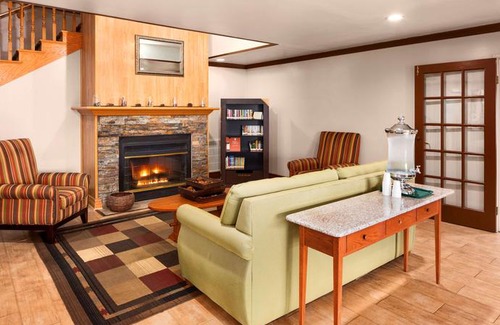 Forest Hills Hotel | Country Inn & Suites by Radisson Grand Rapids Airport MI