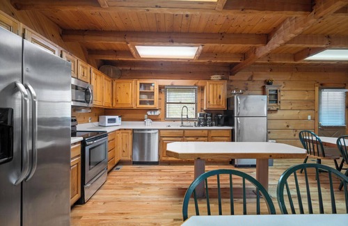 Gatlinburg - Pigeon Forge Cabin | Country Pines Lodge is located in the log home community of Country Pines
