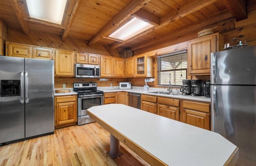 Gatlinburg - Pigeon Forge Cabin | Country Pines Lodge is located in the log home community of Country Pines