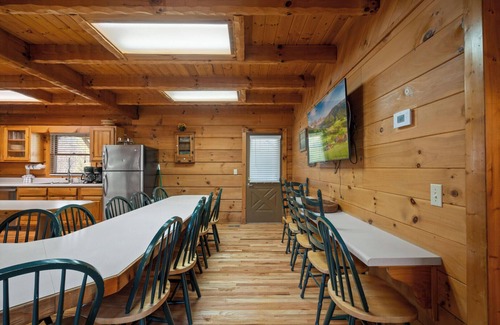Gatlinburg - Pigeon Forge Cabin | Country Pines Lodge is located in the log home community of Country Pines