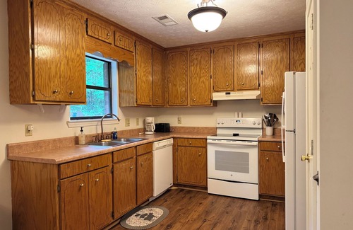 Auburn House | Country Setting Just 4 Miles From Jordan-Hare