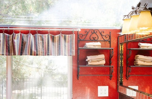 Sandy Cottage | Couple's Cozy Cottage, Hiker & Skier Paradise