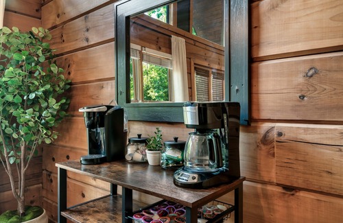 Sevierville Cabin | Couple's Getaway, Secluded, but 5min to Parkway! Dogs Welcome!