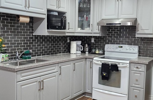 Courtice House | Couple Time Getaway, Just 5 Mins to Hwy 401