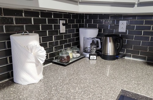 Courtice House | Couple Time Getaway, Just 5 Mins to Hwy 401