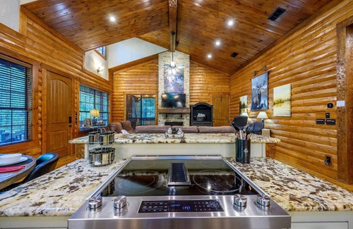 Broken Bow Cabin | Couples/Family Cabin/Fire Pit/4 Fireplaces/Hot Tub/Horseshoes Pit/Grill/Swings