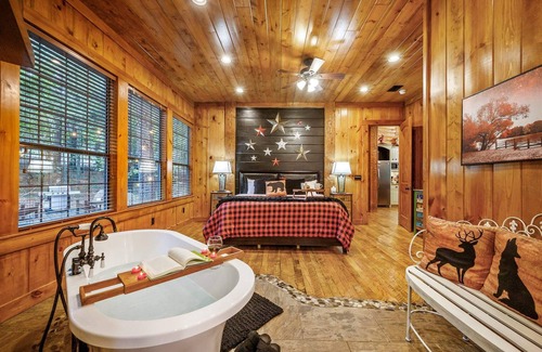 Broken Bow Cabin | Couples/Family Cabin/Fire Pit/4 Fireplaces/Hot Tub/Horseshoes Pit/Grill/Swings