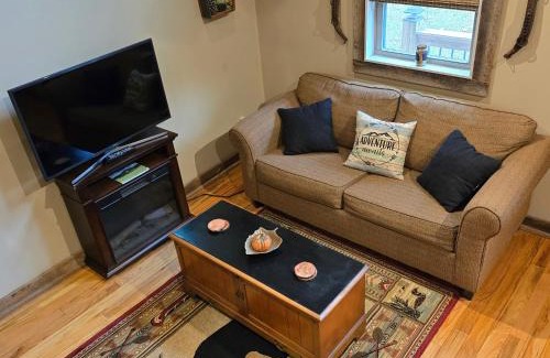 Dahlonega House | Couples Getaway Cabin with a Loft - Firepit - Creek