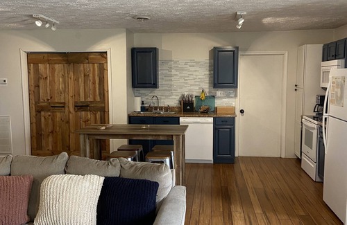 Linton House | Couples' Hideaway - Relaxing barndominium with hammock, firepit, & covered patio
