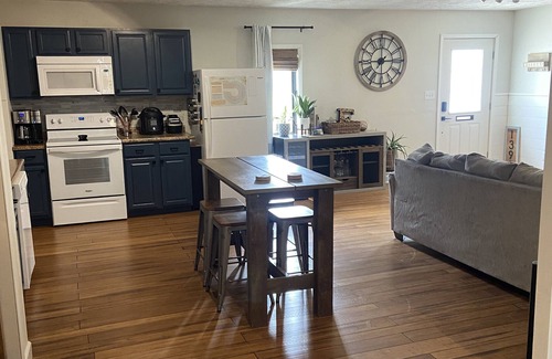 Linton House | Couples' Hideaway - Relaxing barndominium with hammock, firepit, & covered patio
