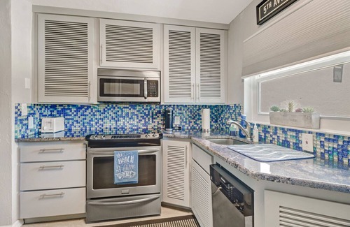 Vanderbilt Beach Apartment | Couples Hideaway, walk to Vanderbilt Beach