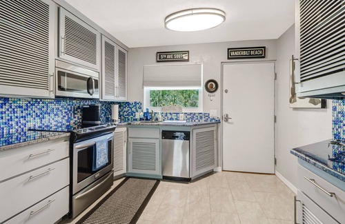Vanderbilt Beach Apartment | Couples Hideaway, walk to Vanderbilt Beach