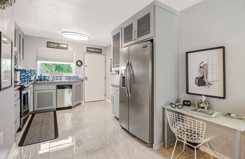 Vanderbilt Beach Apartment | Couples Hideaway, walk to Vanderbilt Beach