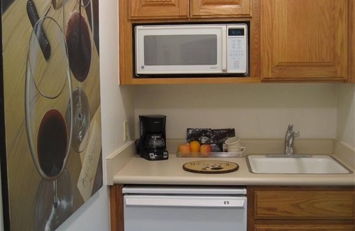Three Rivers House | Couples Retreat at The Kaweah Gem Suite w/River Access - 5 Minutes to Sequoia!