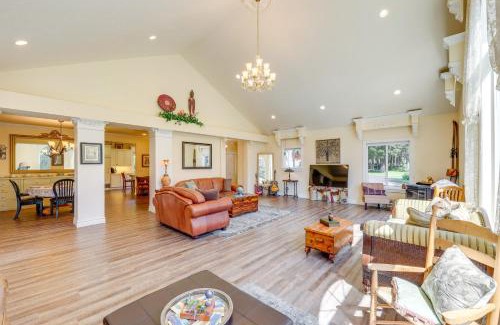 Libby House | Couples Retreat Lake Access and Walk to Happys Inn