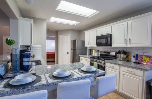 Cypress House | Court Green - Cozy 5BR Retreat | Huge Yard & Relaxing Vibes