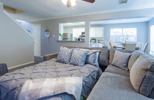 Cypress House | Court Green - Cozy 5BR Retreat | Huge Yard & Relaxing Vibes