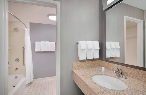 Savannah Hotel | Courtyard by Marriott Savannah Midtown