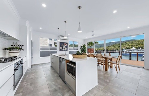 Airlie Beach House | Cove 18 Luxury Whitsunday Waterfront Beach House