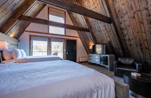 Thayerville Hotel | Cove Creek Lodge: 204 Poolside Double Queen Fireplace Room