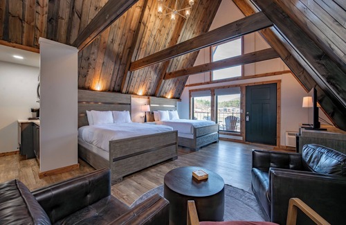 Thayerville Hotel | Cove Creek Lodge: 204 Poolside Double Queen Fireplace Room