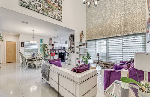 McAllen House | Covered Patio & Grill: Colorful McAllen Home