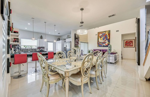 McAllen House | Covered Patio & Grill: Colorful McAllen Home