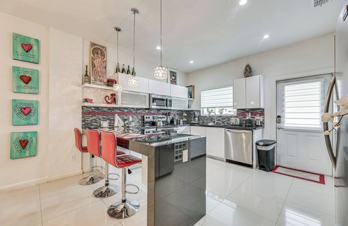 McAllen House | Covered Patio & Grill: Colorful McAllen Home