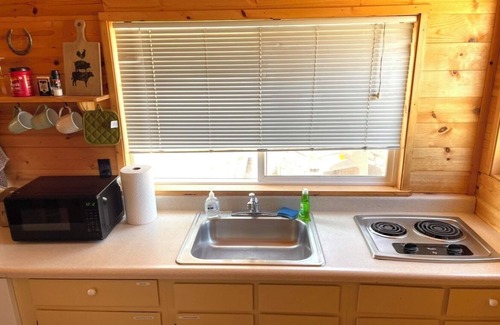Chiloquin Cabin | Cowboy Cabin #1 on a working ranch, near Crater Lake with WiFi, AC