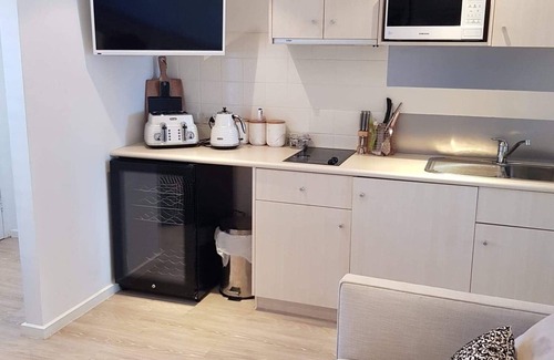 Cowes Apartment | Cowes Couples Retreat - Prime Beachfront Location