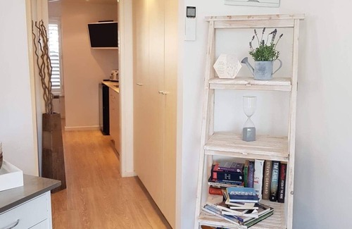 Cowes Apartment | Cowes Couples Retreat - Prime Beachfront Location