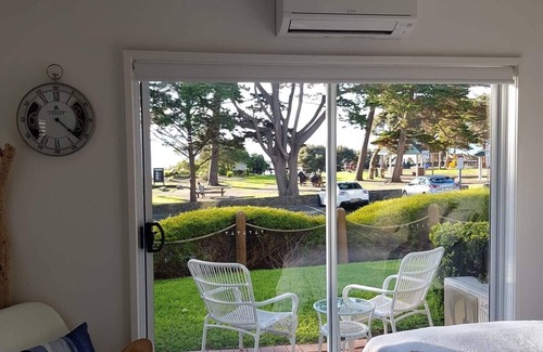 Cowes Apartment | Cowes Couples Retreat - Prime Beachfront Location