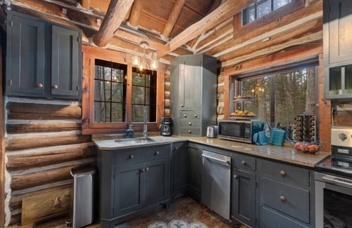 East Stroudsburg Cabin | Coziest Creek Cabin- Idyllic, Authentic, Poconos