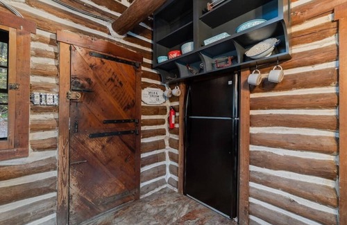 East Stroudsburg Cabin | Coziest Creek Cabin- Idyllic, Authentic, Poconos