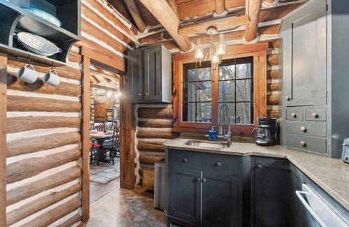 East Stroudsburg Cabin | Coziest Creek Cabin- Idyllic, Authentic, Poconos
