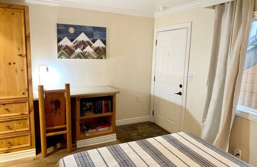 Lakeside Park Hotel | Cozy 1 Bed 1 Bath Close to Gondola w/Kitchenette!
