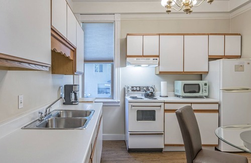 Vernon Apartment | Cozy 1 bed/1 bath suite is on the 2nd level in the Historical Carew House