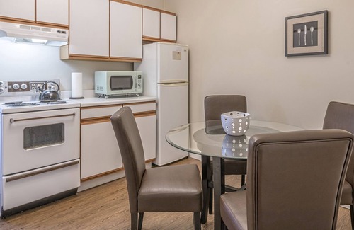 Vernon Apartment | Cozy 1 bed/1 bath suite is on the 2nd level in the Historical Carew House