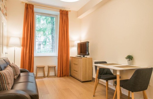 Gorgie Apartment | Cozy 1 bed Apartment in Edinburgh w/free parking!