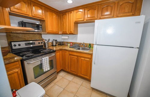 Pembroke Apartment | Cozy 1 bed-Apt in Quiet Pembroke-5 mins from Hamilton and Admiralty Beach