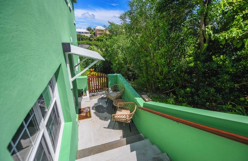 Pembroke Apartment | Cozy 1 bed-Apt in Quiet Pembroke-5 mins from Hamilton and Admiralty Beach