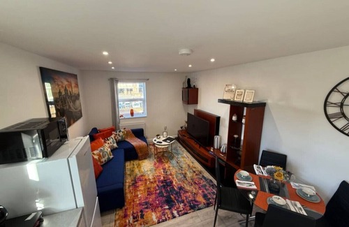 Watford Apartment | Cozy 1-Bed in Watford Centre | Near Junction, Dining & Shopping