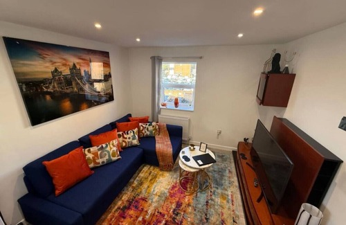 Watford Apartment | Cozy 1-Bed in Watford Centre | Near Junction, Dining & Shopping