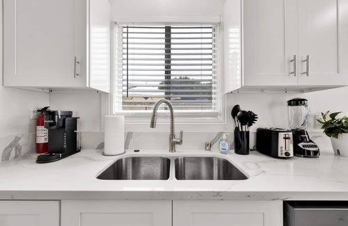 Pico Apartment | Cozy 1-bedroom apartment in terrific Santa Monica AC, WiFi, Free Parking Laundry