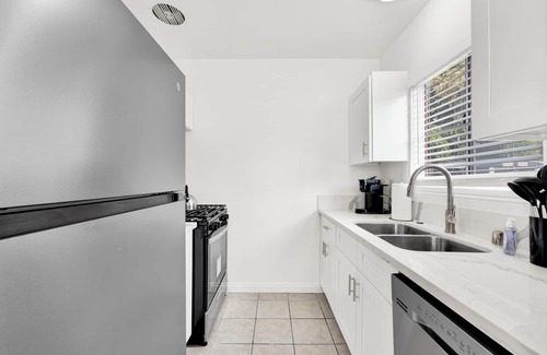 Pico Apartment | Cozy 1-bedroom apartment in terrific Santa Monica AC, WiFi, Free Parking Laundry