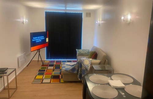 Barking Apartment | Cozy 1-bedroom apartment, 2 min walk to Barking Station and on-site free parking