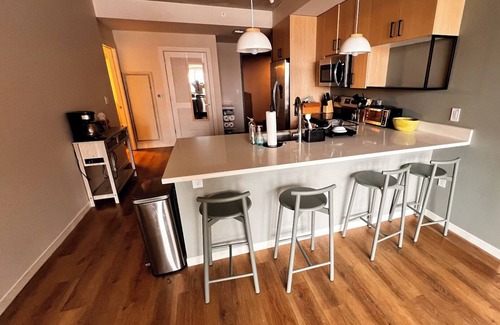 Madison Apartment | Cozy 1-bedroom apartment for yourselfin the middle of downtown with gym, pool