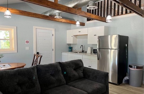 Lebanon Cabin | Cozy 1-bedroom cabin with Loft. Sleeps 8 Near Bennett Springs State Park